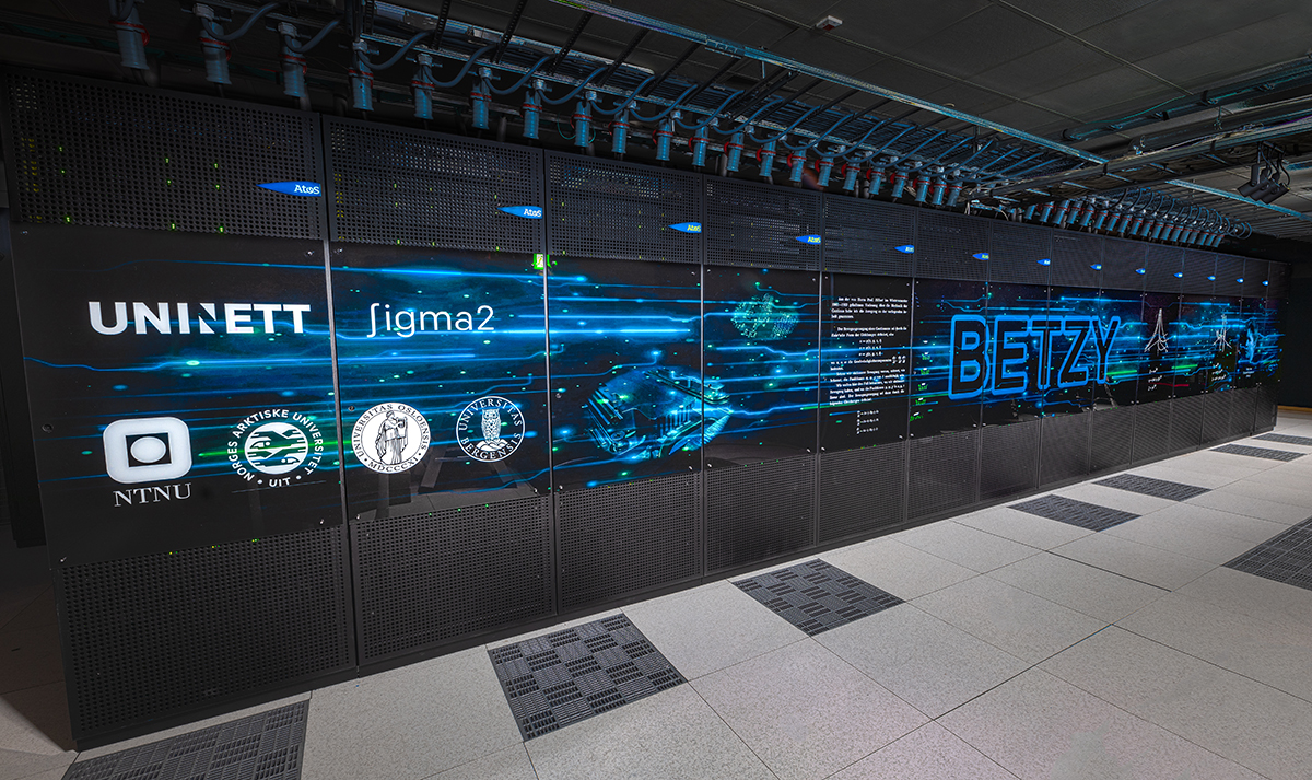 Vegg dekket av skjermer med ordet Betzy på