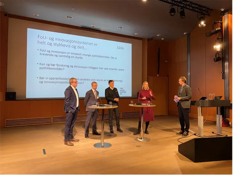 Bilete frå lanseringa. Biletet viser ein panelsamtale med Håkon Haugli (adm.dir i Innovasjon Norge), Kenneth Ruud (adm.dir Forsvarets forskningsinstitutt) Dagfinn Myhre VP (Head of External Relations, Telenor Research & Innovation), Benedicte Løseth (områdedirektør i Forskingsrådet med ansvar for Forskigssystemet og internasjonalisering)