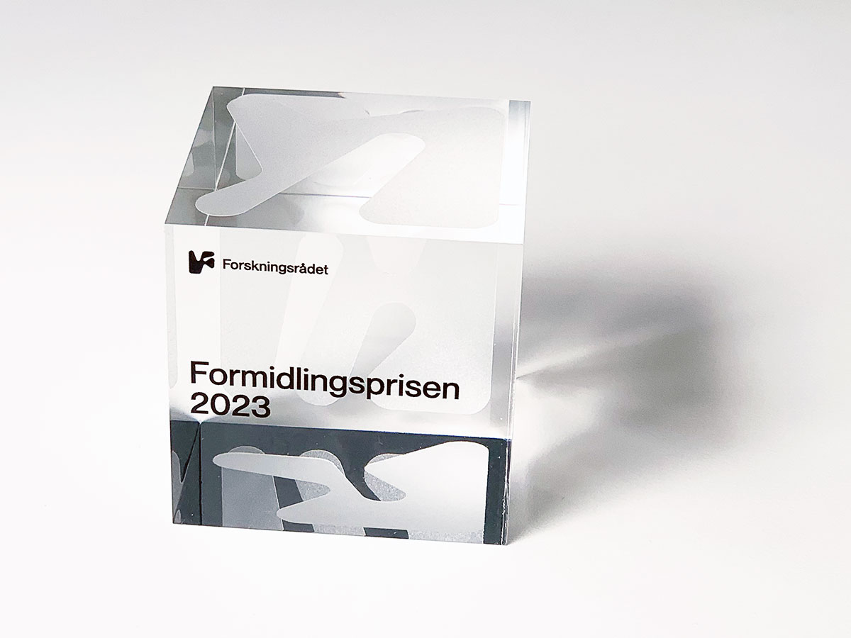 Pleksiglasskube med teksten Formidlingsprisen 2023 og Forskningsrådets logo.
